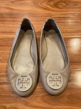 TORY BURCH Minnie Travel Ballet Flats Size 8M US  Grey/Beige